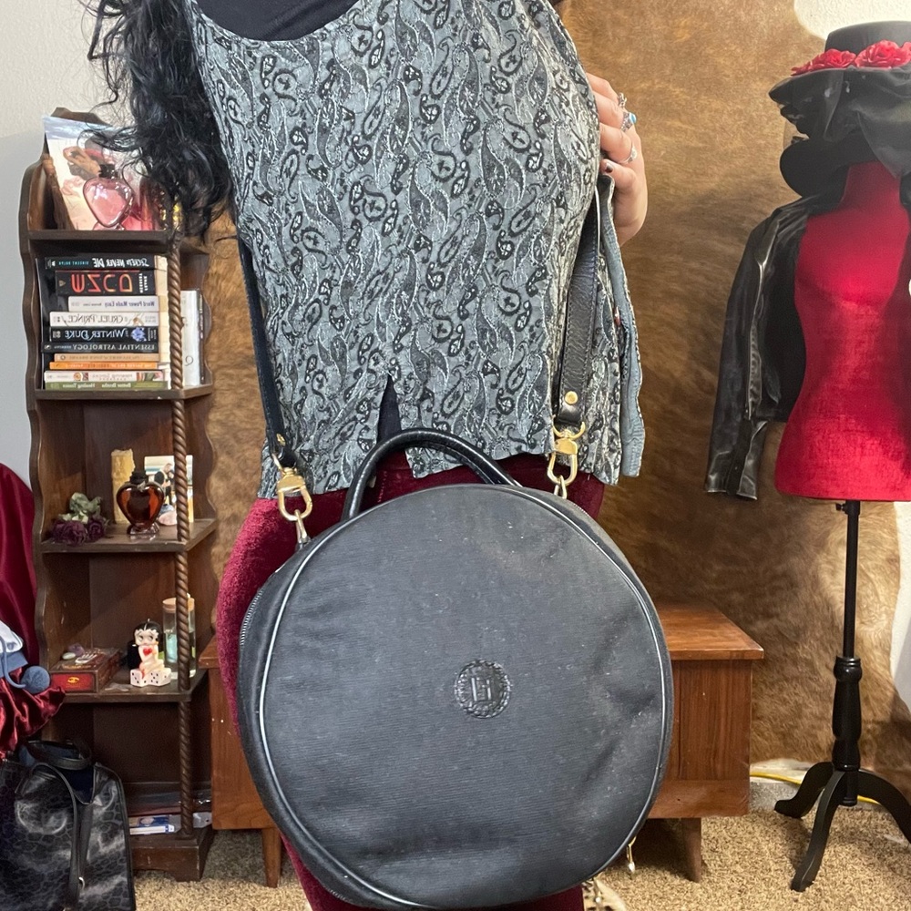 Round FENDI w/ dust bag - Picture 15 of 15